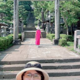 フロントにリボンをあしらった帽子がエレガントさを際立てます。
