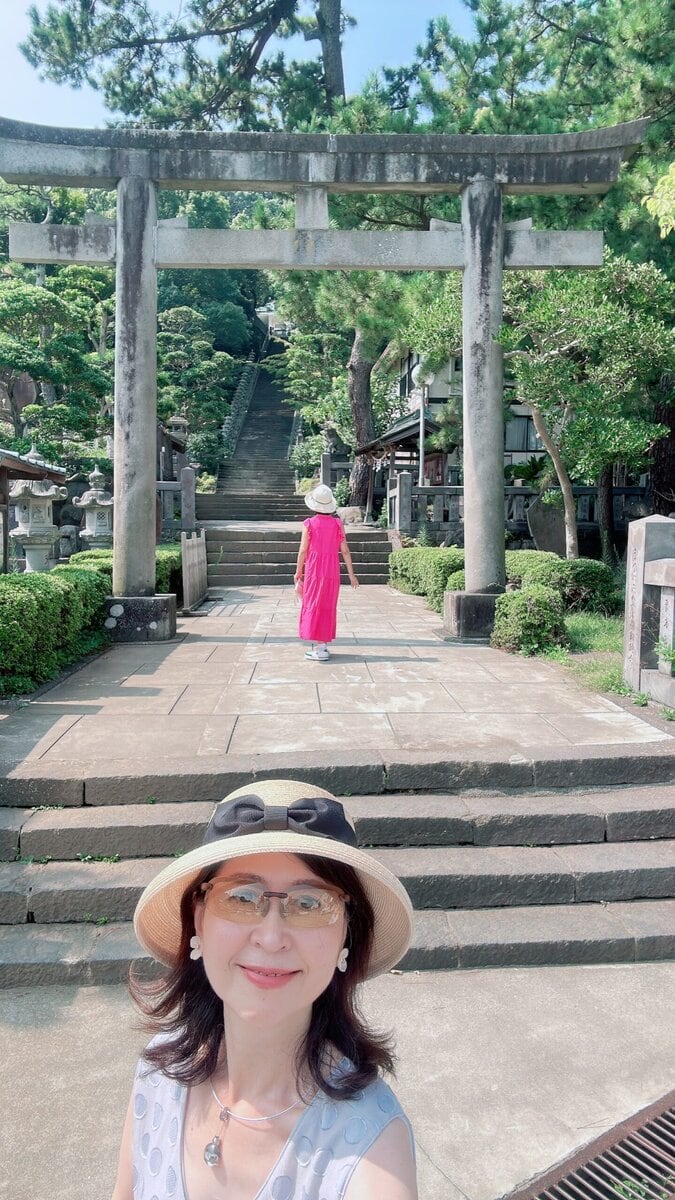 フロントにリボンをあしらった帽子がエレガントさを際立てます。