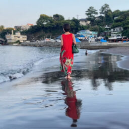 シーズンオフの砂浜は人が少なく静か。
