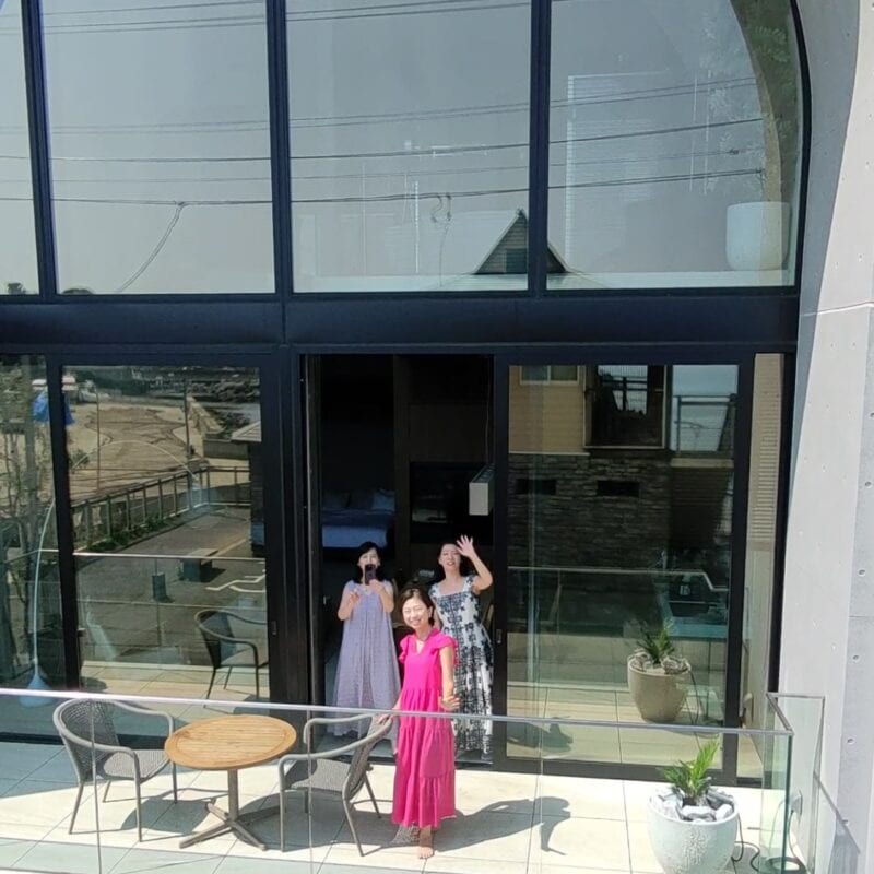 【60代女子旅番外編】1泊2日の国内旅行で、何を着る？どんな服を持っていく？「写真映え間違いなし」「リゾート感満載」などおすすめの着こなし＆持って行くべきもの5選