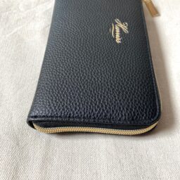 モバイルバッテリーを入れても薄い