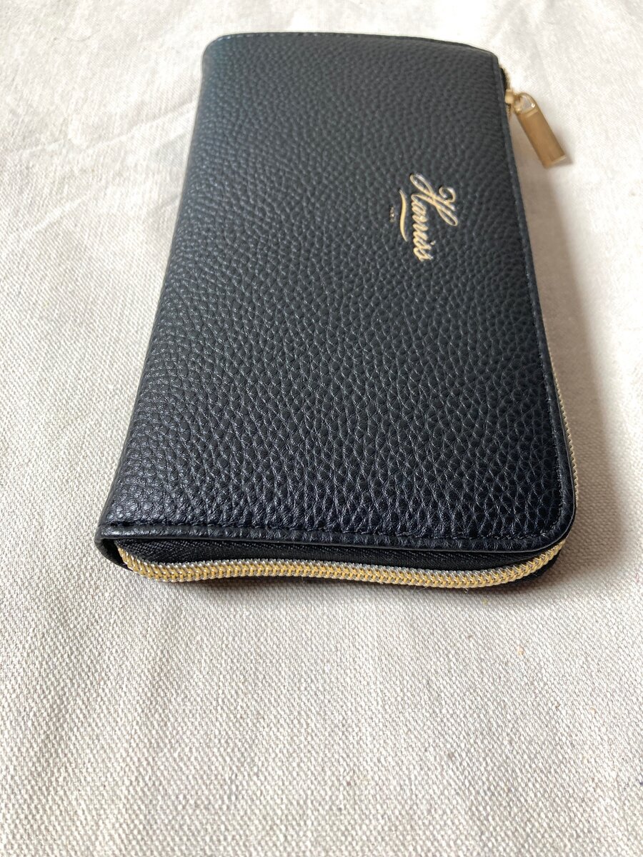 モバイルバッテリーを入れても薄い