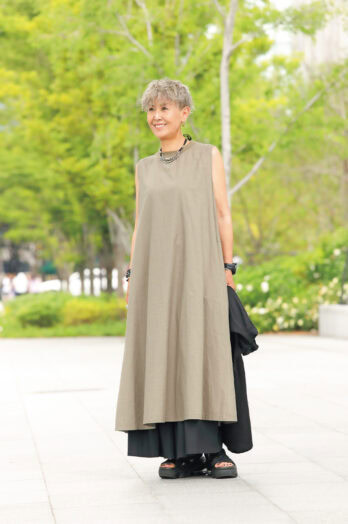 【60代お手本スナップ】グレーヘアにマッチするベージュ×ブラックの洗練スタイルをチェック！〈大阪〉
