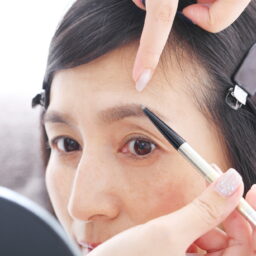 眉毛の描き方をアドバイス
