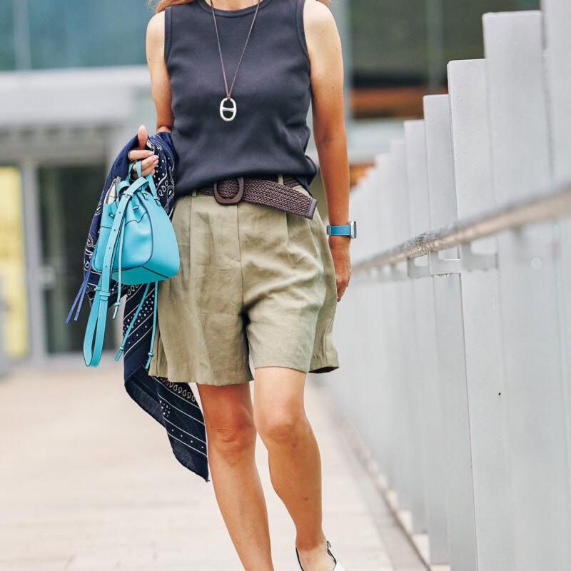 【60代お手本スナップ】60代が「ショートパンツ」を品よく着こなすには？絶妙な色合わせ＆小物使いでヘルシーなリラックススタイルが完成！