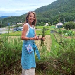 中道さん25.9月ブログ_ハーブを採る中道さん