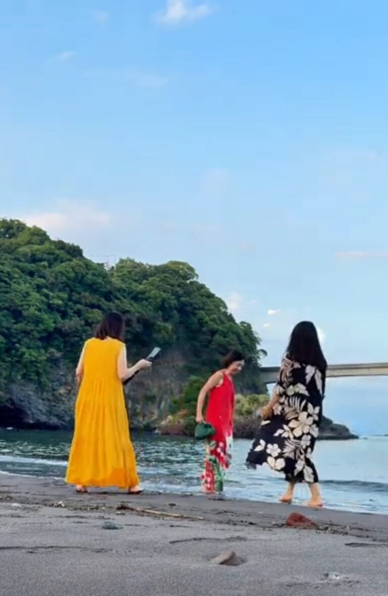 岩海岸で。