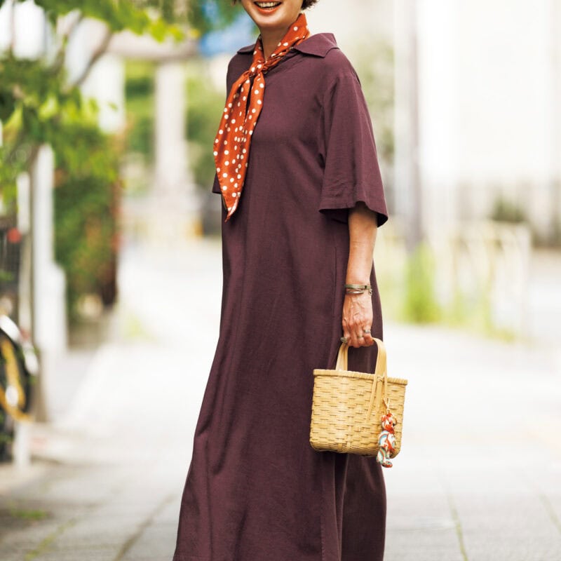 【60代お手本スナップ】夏はやっぱりワンピース！流行のブラウンで今季らしい着こなしに！