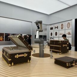 ルイ・ヴィトン『ビジョナリー・ジャーニー』展　バッグの強度や耐久性をテストする測定ロボット