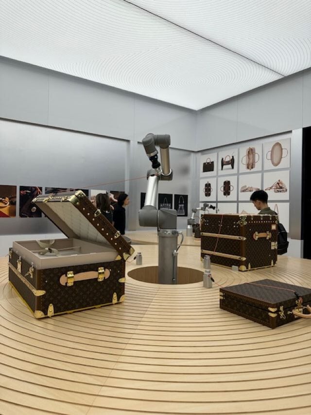 ルイ・ヴィトン『ビジョナリー・ジャーニー』展　バッグの強度や耐久性をテストする測定ロボット