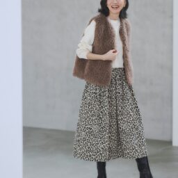 ファーベスト¥46,200／ハリス デュラックス、ニット¥19,800、ネックレス¥23,100／ともにハリス、スカート¥35,200／ハリス X ケイコ オカモト、ブーツ¥75,900／ディヴィナ（すべて金万）、イヤリング¥7,560／アビステ
