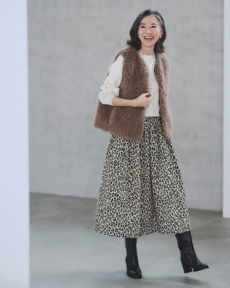 ファーベスト¥46,200／ハリス デュラックス、ニット¥19,800、ネックレス¥23,100／ともにハリス、スカート¥35,200／ハリス X ケイコ オカモト、ブーツ¥75,900／ディヴィナ（すべて金万）、イヤリング¥7,560／アビステ