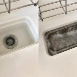 上林さん_キッチンの水栓のお掃除の様子