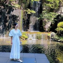 目黒雅叙園の滝を眺める成田千恵さん