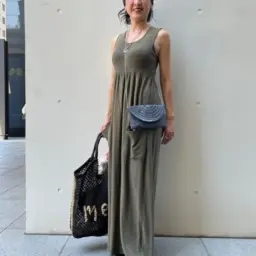 【60代お手本スナップ】カーキカラーで秋を先取り！一枚で決まるワンピースは小物をスパイスにしておしゃれを底上げ！