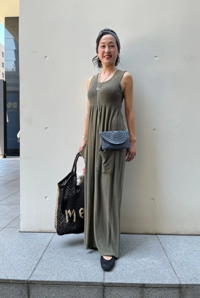 【60代お手本スナップ】カーキカラーで秋を先取り！一枚で決まるワンピースは小物をスパイスにしておしゃれを底上げ！