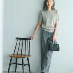 デニムパンツ¥28,600／アッパーハイツ（ゲストリスト）、ニット¥25,300／エブール（リトルリーグ インク）、バッグ¥253,000／ティッサ・フォンタネダ（アッシュ・ペー・フランス）、イヤリング¥5,670／アビステ、ブレスレット¥7,700／ピルグリム（ズットホリック）靴¥27,500／ヒミコ