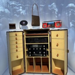 ルイ・ヴィトン『ビジョナリー・ジャーニー』展　坂本龍一さん特注品のモノグラムのオーディオトランク