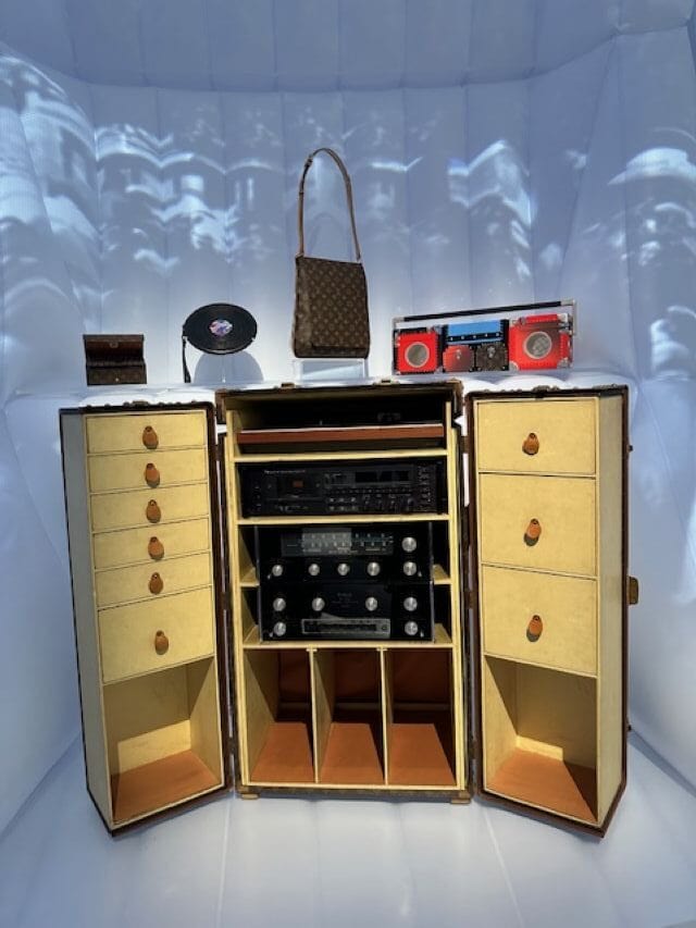 ルイ・ヴィトン『ビジョナリー・ジャーニー』展　坂本龍一さん特注品のモノグラムのオーディオトランク