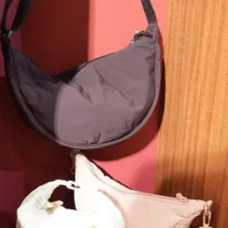 【2】「ユニクロ」ラウンドミニショルダーバッグ