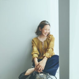 ブラウス¥60,500、デニムパンツ¥71,500／ともにスザンヌ ボマー（ウールン商会）、バッグ¥148,500／ドメスティック（アッシュ・ぺー・フランス）、バングル¥19,800／マナ ローザ ジュエル（マナ ローザ）、ピアス¥49,500／リューク、靴／スタイリスト私物
