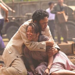 映画『宝島』より泣き崩れるヤマコ（広瀬すず）を抱きしめるグスク（妻夫木聡）