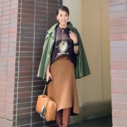 「H&M」テキストデザインスウェットシャツ （ダークブラウン）￥2,999