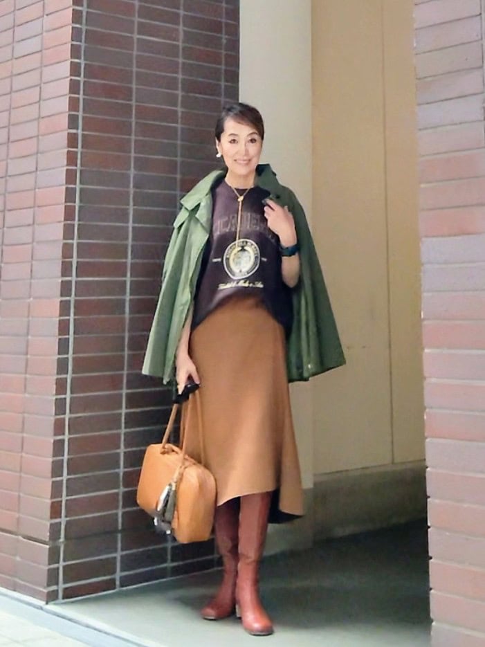 「H&M」テキストデザインスウェットシャツ （ダークブラウン）￥2,999