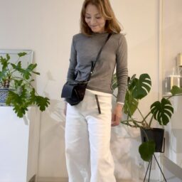 「GU」ソフトシアークルーネックTコーデ