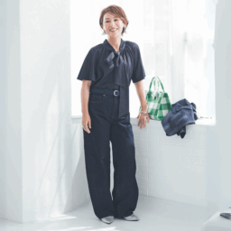 デニムパンツ¥2,990／ジーユー、ブラウス¥8,990／プラステ、ジャケット¥47,300／ルージュ・ ヴィフ（アバハウスインターナショナル オンラインストア）、ベルト¥7,990／ギャップ、バッグ ¥14,300／ツル バイ　マリコ オイカワ、ミュール¥19,800／銀座かねまつ（銀座かねまつ6丁目本店）、ピアス¥28,600／アビステ、ブレスレット¥18,700／アドラル（ズットホリック）、リング¥13 7,500／ウノアエレ（ウノアエレ ジャパン）