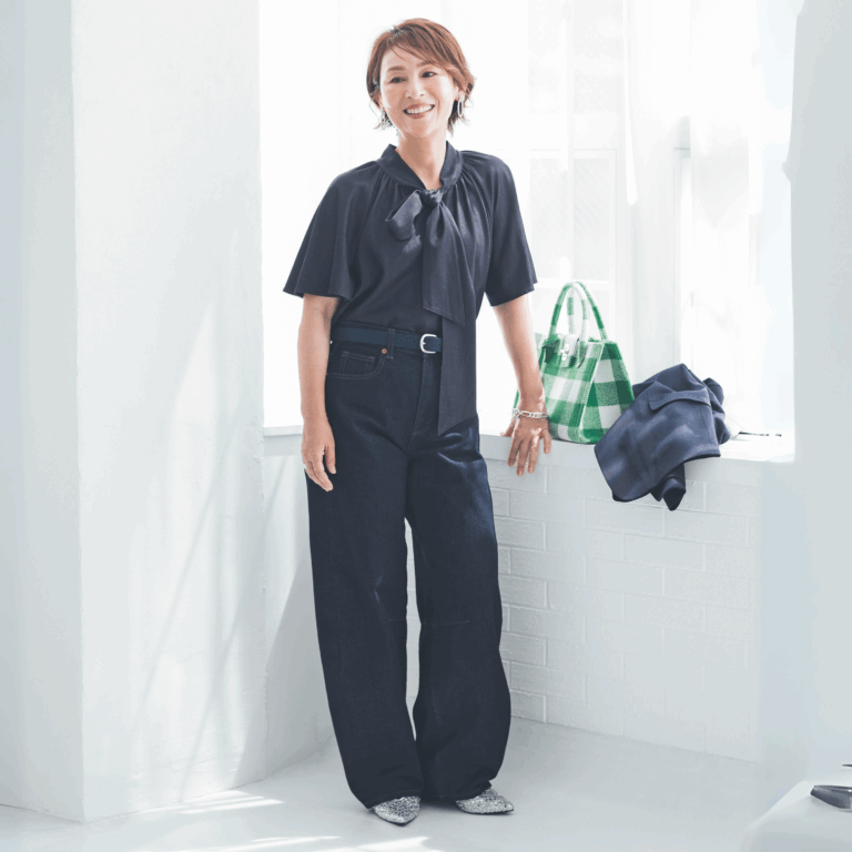 デニムパンツ¥2,990／ジーユー、ブラウス¥8,990／プラステ、ジャケット¥47,300／ルージュ・ ヴィフ（アバハウスインターナショナル オンラインストア）、ベルト¥7,990／ギャップ、バッグ ¥14,300／ツル バイ　マリコ オイカワ、ミュール¥19,800／銀座かねまつ（銀座かねまつ6丁目本店）、ピアス¥28,600／アビステ、ブレスレット¥18,700／アドラル（ズットホリック）、リング¥13 7,500／ウノアエレ（ウノアエレ ジャパン）