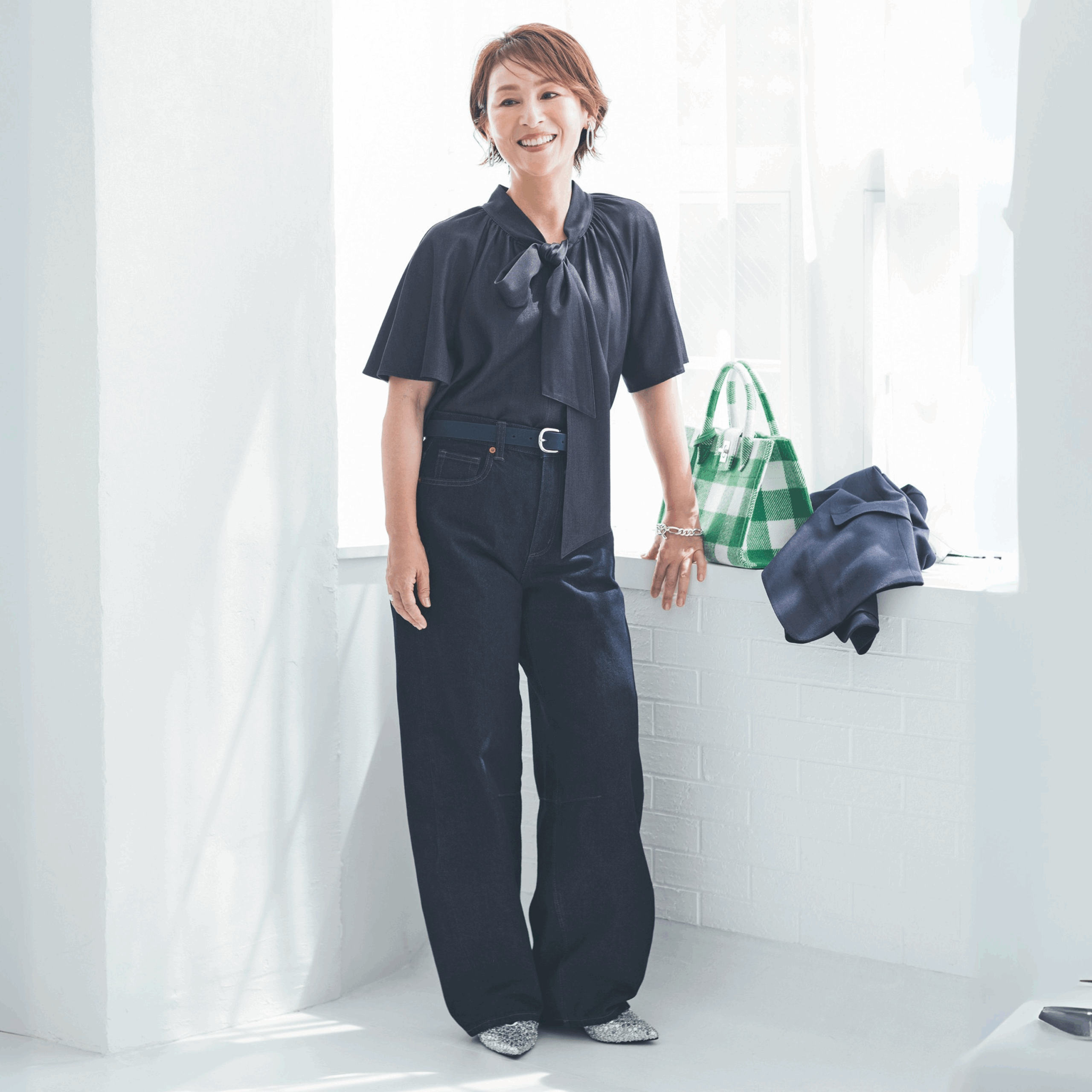 デニムパンツ¥2,990／ジーユー、ブラウス¥8,990／プラステ、ジャケット¥47,300／ルージュ・ ヴィフ（アバハウスインターナショナル オンラインストア）、ベルト¥7,990／ギャップ、バッグ ¥14,300／ツル バイ　マリコ オイカワ、ミュール¥19,800／銀座かねまつ（銀座かねまつ6丁目本店）、ピアス¥28,600／アビステ、ブレスレット¥18,700／アドラル（ズットホリック）、リング¥13 7,500／ウノアエレ（ウノアエレ ジャパン）