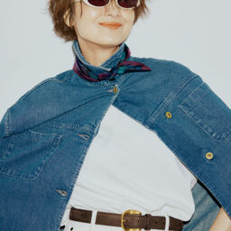 サングラス¥49,500／ディーエムワイ ステュディオス（アイシンク シブヤパルコ）、デニムジャケット¥46,200／ボニーウーブン×アルジット（クローバーズ）、中に着たカットソー¥16,500／ルームエイト（オットデザイン）、パンツ（9月下旬発売予定）¥50,600／エブール（リトルリーグ インク）、ベルト¥42,900／J&M デヴィッドソン（J&M デヴィッドソンカスタマーセンター）、チェーンリング¥277,200、太リング¥312,400／すべてヒロタカ（ヒロタカ 表参道ヒルズ）、スカーフ／スタイリスト私物