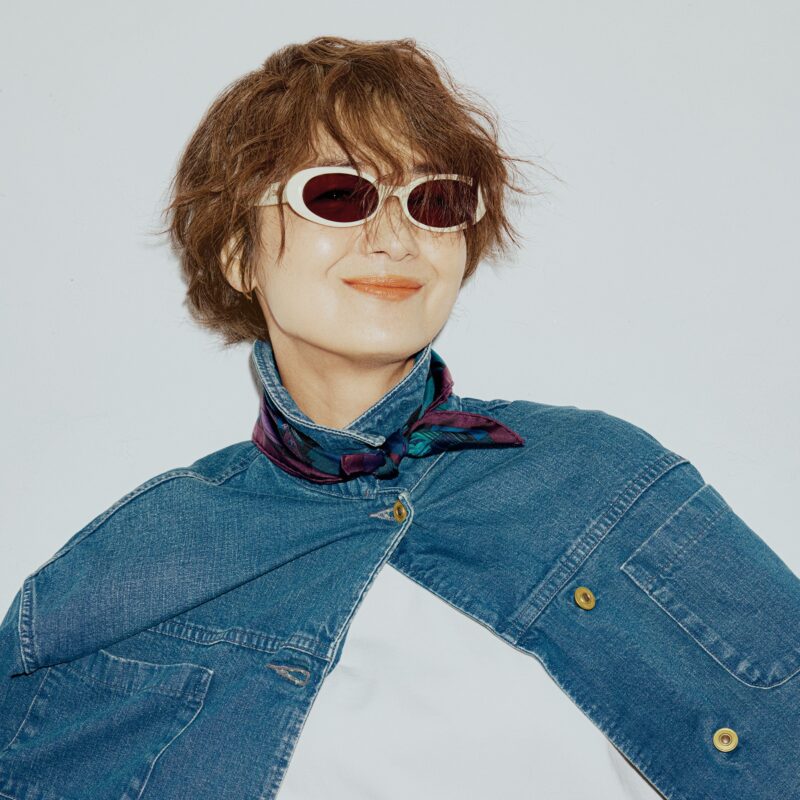 【50代・60代ファッション】「ディーエムワイステュディオス」のサングラスでシンプルコーデを格上げ！【富岡佳子さん連載】