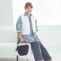デニムシャツ¥25,300、ジレ¥71,500／ともにル フィル（ル フィル ニュウマン新宿）、スエットパンツ¥7,990、キャップ¥2,990／ともにギャップ、バッグ¥36,300／ロフィア、スニーカー¥26,400／銀座かねまつ（銀座かねまつ6丁目本店）、ネックレス¥82,500、ブレスレット¥47,300、リング¥49,500／すべてウノアエレ シルバーコレクション（ウノアエレ ジャパン）