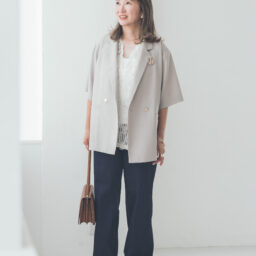 デニムパンツ¥13,000／プラステ、ジャケット¥18,590／ドゥクラッセ、ノースリーブブラウス¥5,500／レプシィム（アダストリア）、キャミソール¥6,500／バナナ・リパブリック、バッグ¥43,500／トゥティエ、シューズ¥26,400／ツル バイ マリコ オイカワ、ピアス¥275,000／ウノアエレ、ブレスレット¥18,700、リング¥17,600／ともにワンエーアールバイウノアエレ（すべてウノアエレ ジャパン）、ネックレス¥24,200、ブローチ¥8,800／ともにアビステ