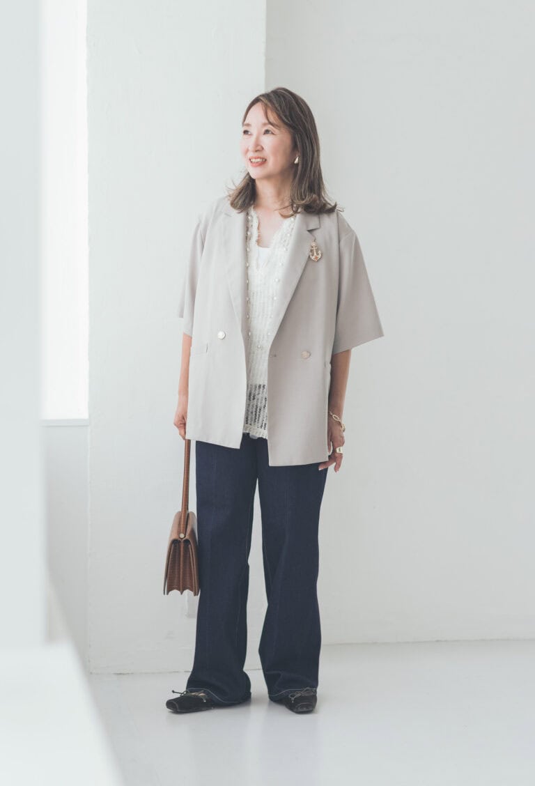 デニムパンツ¥13,000／プラステ、ジャケット¥18,590／ドゥクラッセ、ノースリーブブラウス¥5,500／レプシィム（アダストリア）、キャミソール¥6,500／バナナ・リパブリック、バッグ¥43,500／トゥティエ、シューズ¥26,400／ツル バイ マリコ オイカワ、ピアス¥275,000／ウノアエレ、ブレスレット¥18,700、リング¥17,600／ともにワンエーアールバイウノアエレ（すべてウノアエレ ジャパン）、ネックレス¥24,200、ブローチ¥8,800／ともにアビステ