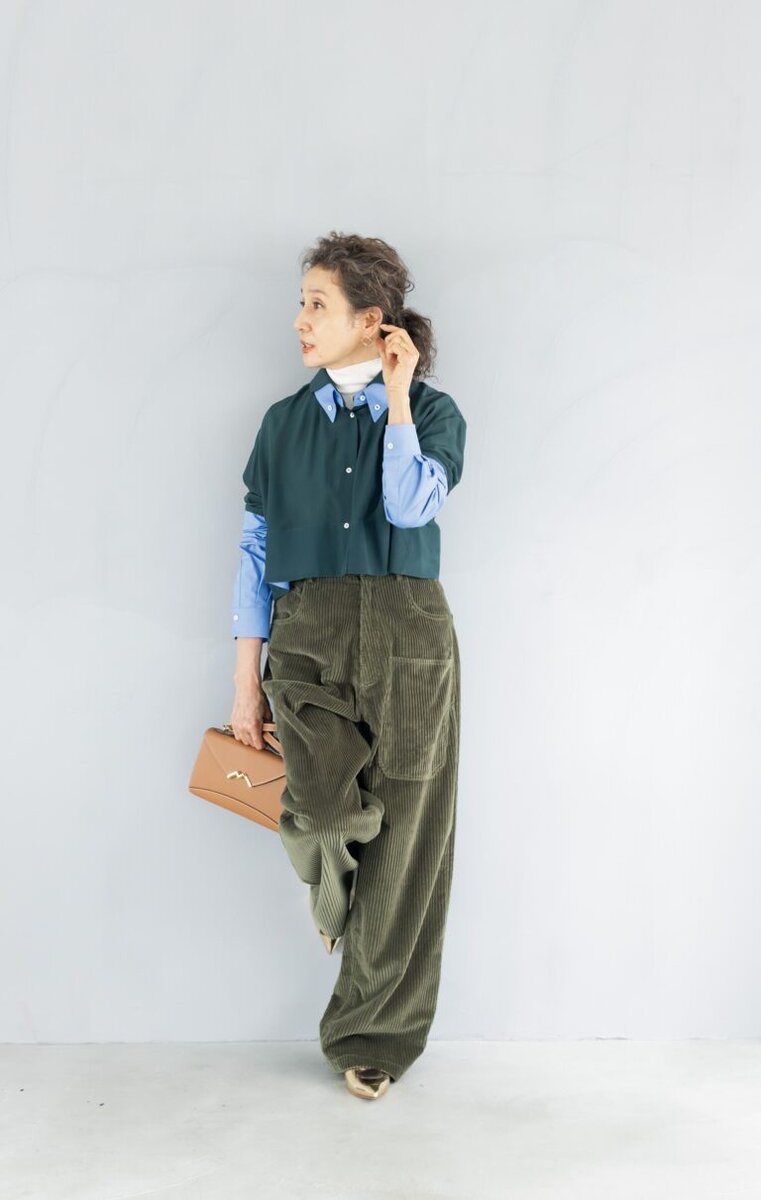 パンツ¥80,300、シャツ¥91,300／ともにメゾン ジェジア（メゾン・ディセット）、中に着たタートルネックニット¥66,000／ピーティートリノ（ピーティージャパン）、ピアス（片耳）¥308,000、重ねたリング（指先から）¥539,000、¥429,000 ／すべてシハラ（シハラ トウキョウ）、バッグ¥566,500／モワナ（モワナ 伊勢丹新宿店）、シューズ¥73,700／ネブローニ