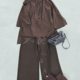 ブラウス¥38,500、パンツ¥22,000／ともにル フィル、ブーツ¥46,200／ヘンリエンヴァーゴ（すべてル フィル ニュウマン 新宿店）、ネックレス¥38,500／プラウ、バッグ（別注カラー）¥85,800／へリュー/エブール（リトルリーグ インク）