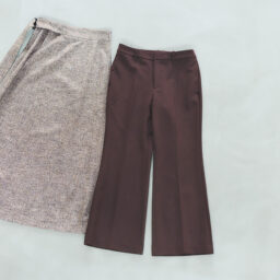 右：パンツ¥3,990／ユニクロ、左：スカート¥23,100／マカフィー（トゥモローランド）