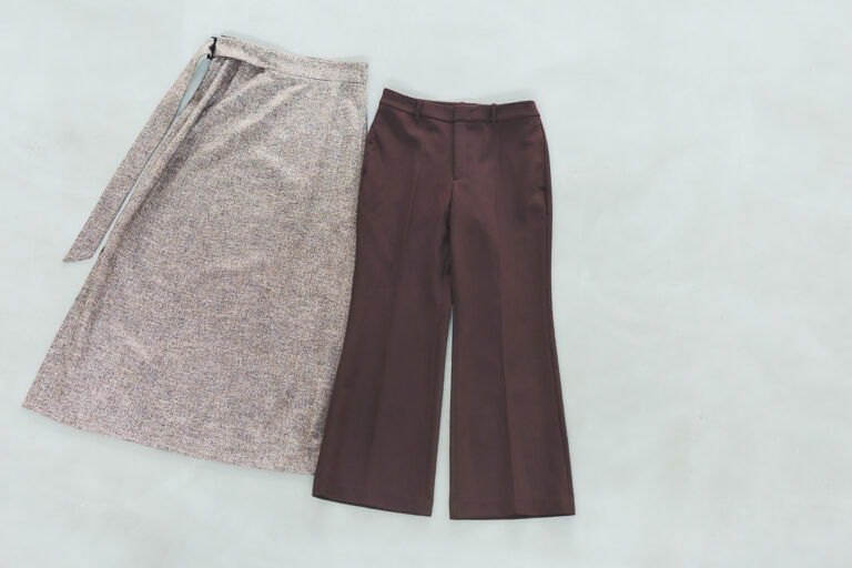 右：パンツ¥3,990／ユニクロ、左：スカート¥23,100／マカフィー（トゥモローランド）