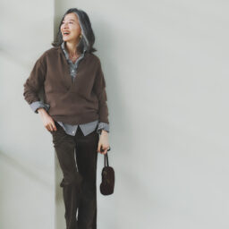 ニット¥96,800、シャツ¥57,200、パンツ¥71, 500／すべてマディソンブルー、ネックレス¥9,900、イヤリング¥8,800／ともにアビステ、バッグ¥6,990／ギャップ、靴¥26,400／ヒミコ