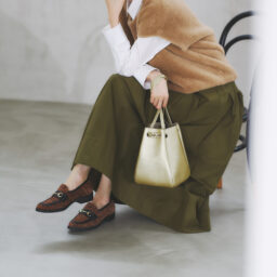 靴¥23,980／タラントン by ダイアナ（ダイアナ 銀座本店）、ベスト¥7,990／プラステ、シャツ¥53,900／エブール（リトルリーグ インク）、スカート¥24,200／ル シェルド ハリス（金万）、イヤリング¥6,600／アビステ、バッグ¥55.000／ヒロフ（ワールドプレスインフォメーション）