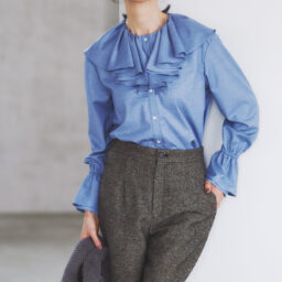 ブラウス¥22,000、パンツ¥31,900、バッグ¥9,900／すべてハリス（金万）、イヤリング¥14,300／アビステ