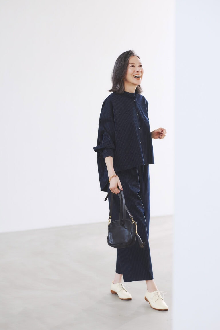 シャツ¥19,800、パンツ¥20,900／ともにハリス、バッグ¥66,000／チーバ、靴¥42,900／ディヴィオ（すべて金万）、イヤリング¥8.800、ブレスレット¥11,000／ともにアビステ