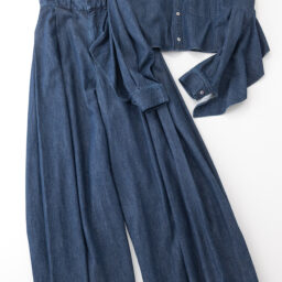 デニムシャツ¥37,400、デニムパンツ¥39,600／ともにル フィル（ル フィル ニュウマン 新宿店）