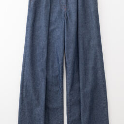 デニムパンツ¥26,400／ティッカ