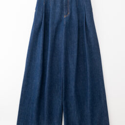 デニムパンツ¥31,900／ジェイドット（ジェイドット 自由が丘八雲店）