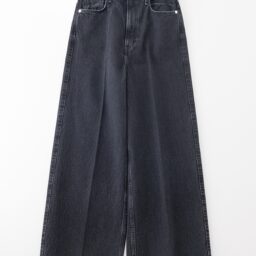 デニムパンツ¥27,500／アッパーハイツ×デミルクス ビームス（ビームス ハウス 丸の内）
