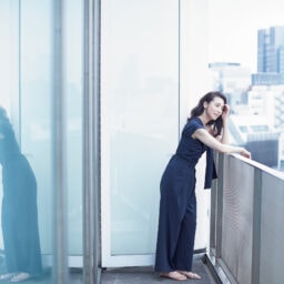 ジャンプスーツ￥69,000／ティーチ、サンダル￥39,600／イル サンダロ オブ カプリ（アマン）